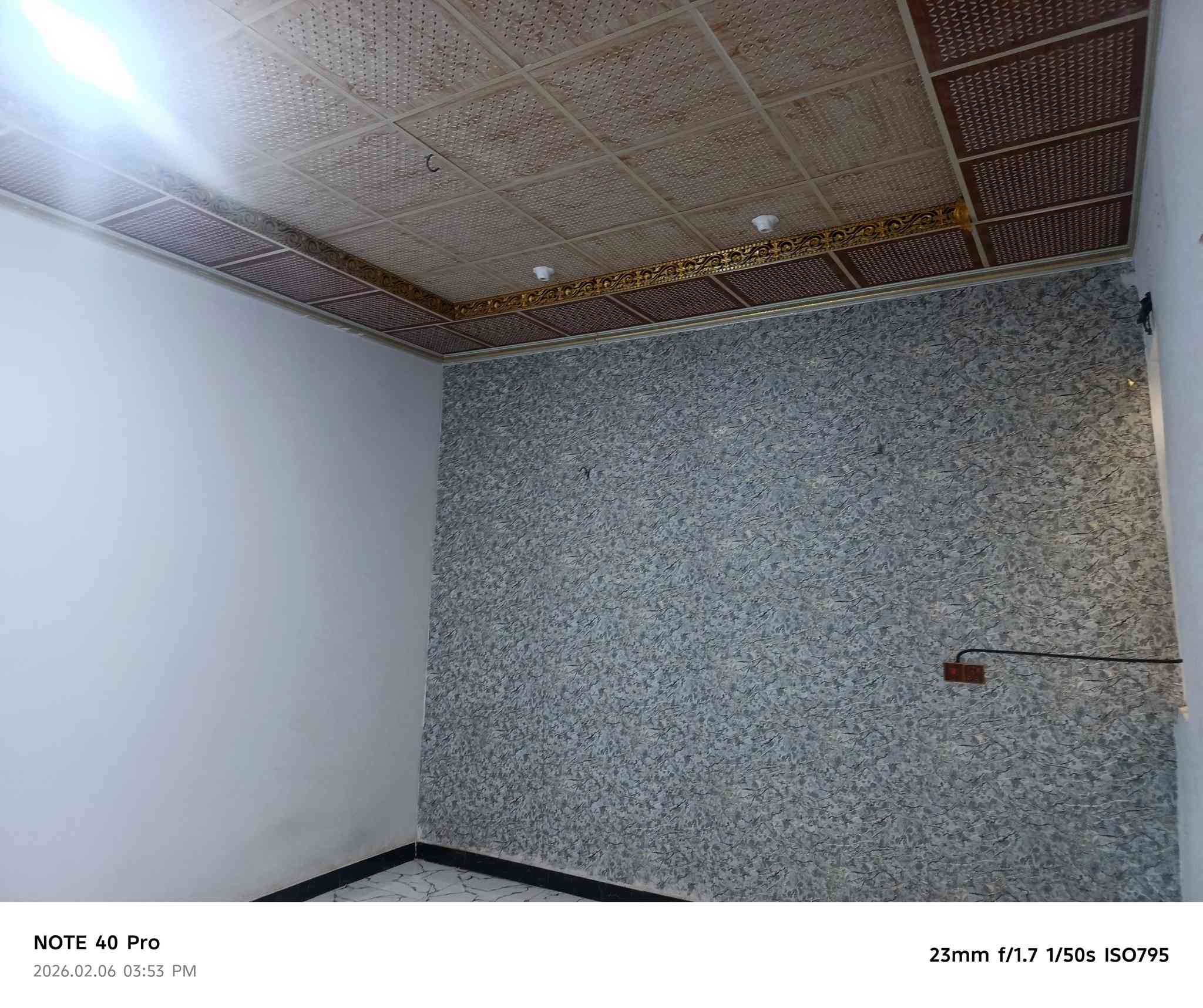 سلام عليكم شقه للايجار بيهه غرفتين +صاله + مطبخ 
مكان ناصريه حي شهداء شارع ابو قصير كامله لاخير 
للاستفسار *********** بي واتساب 
ما سنچر ما متواجد
