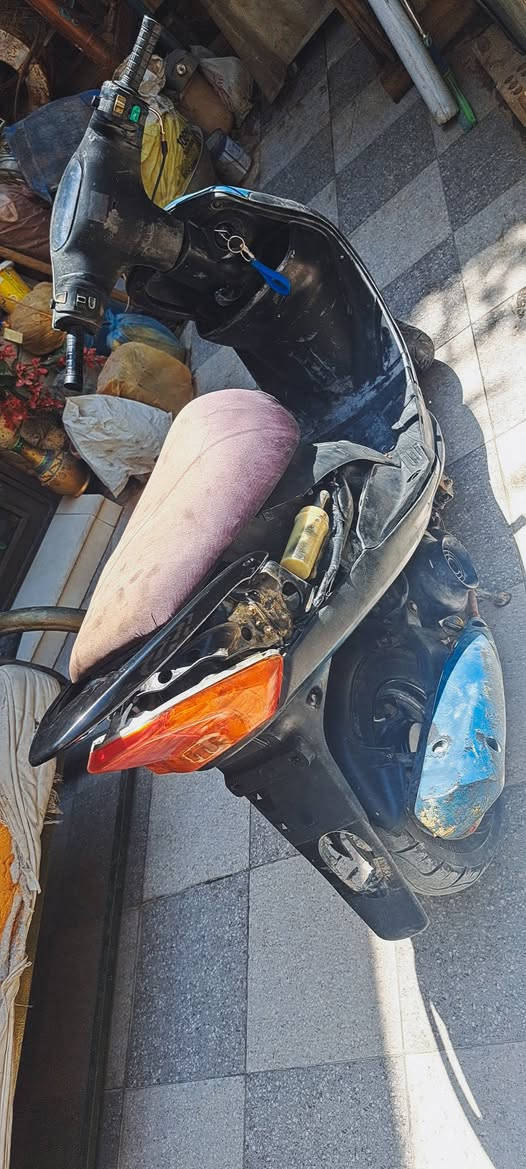 ماكس منغولي😍 بيها مكينة بالجيس عليها أدامة كاملة ..كلجات،قايش بنز بريك خلفي ،فلتر شوتة ،بلك كلهن جدد، دهن أصلي والكفرات شوفة عينك 
سلف هندر نص نكرة مكينة ناعمة وخرسة .
نقصها باتري ظعيف وكهربائيات فقط .
السعر ٤٥٠ (قفل) أبيع على وضعها  مكاني الدورة قرب كلية دجلة ***********
