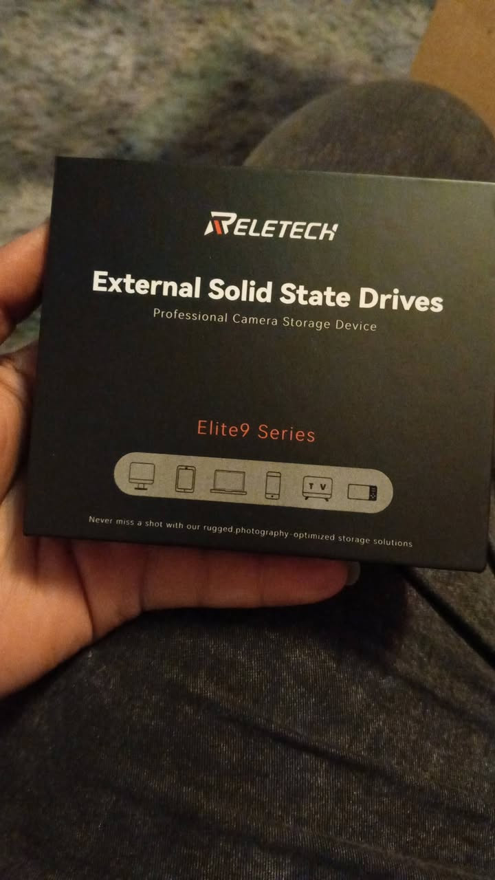 هذا محرك أقراص صلب خارجي من نوع Reletech Elite9 Series SSD. 

جهاز تخزين احترافي محسن للتصوير الفوتوغرافي.

متوافق مع أجهزة الكمبيوتر المحمولة والأجهزة اللوحية والهواتف الذكية وأجهزة التلفزيون.

يتميز بسرعات قراءة وكتابة تصل إلى 2000 ميجابايت/ثانية.

يستخدم تقنية 3D NAND TLC للتخزين.

تصميم متين ومحمول مع تحكم حراري فريد.

السعر 125 الف 
***********
