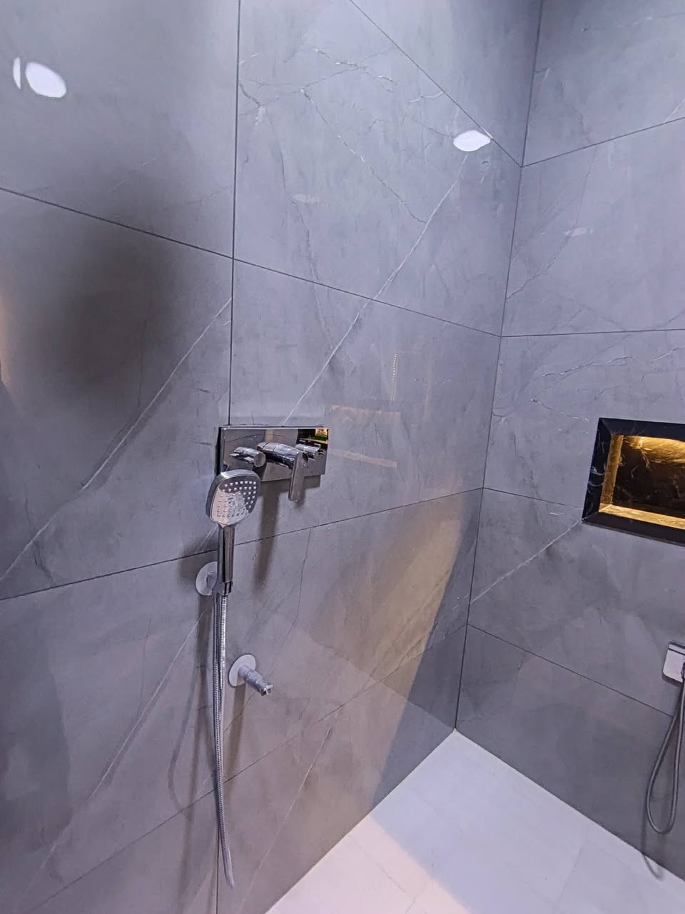 السلام عليكم 
بيت للبيع طابو صرف منطقه حي التربيه خلف مركز شرطه القضاء مساحه ٢٠٠ متر على شارع ١٥ وحديقه تتوفر خدمات ماء وكهرباء ومدارس بناء حديث صارله ٥ اشهر من كمل طابق واحد يتكون من غرفتين صاله ومطبخ حار وبارد صحيات داخليه وخارجيه وستقبال خارطه مهندس كلش مرتبه البيت درجه اولى متعوب عليه للاستفسار واتساب او اتصال *********** واعتذر عن الاطاله
