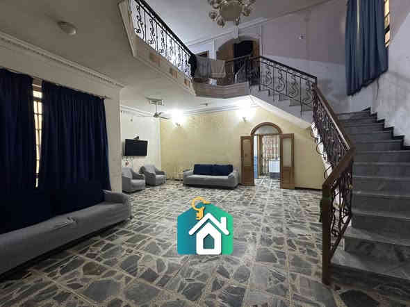 #مكتب_ميثاق_الرحمن_للعقار
دار البيع دبل فليوم واجه حجر 🏠
مساحه 300 م واجهة 12 م نزال 25 

يحتوي على 7 نوم . صاله . مطبخ حار بارد . وهول .
خدمات عدد 3 . كراج كبير . حديقه . موقع مميزأ
في شارع فلسطين قريب شارع العام 

موقع . المكتب شارع فلسطين تقاطع الصخره قرب مختبرات النخبة اللاستفسار الاتصال ***********
***********
#بيع_شراء_الاراضي_ايجارت_تجاري_سكني_تعقيب_معاملات_مقاولات
