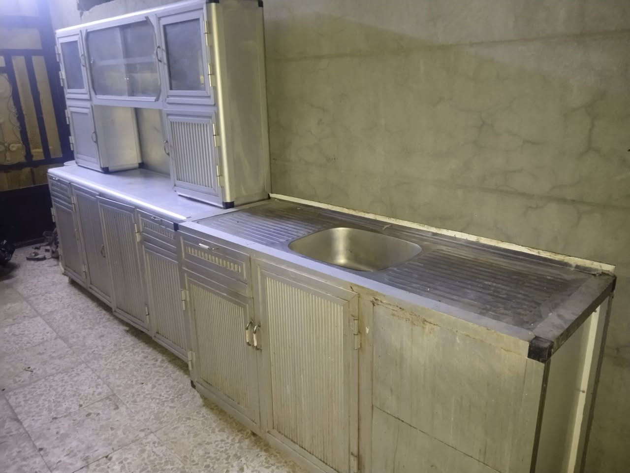 كاونتر مترين زائد سنك متر ونص الكاونتر مو بلاستك الامنيوم 
ومكينه خياطه فراشه كامله وياها حتى الماطور
***********
