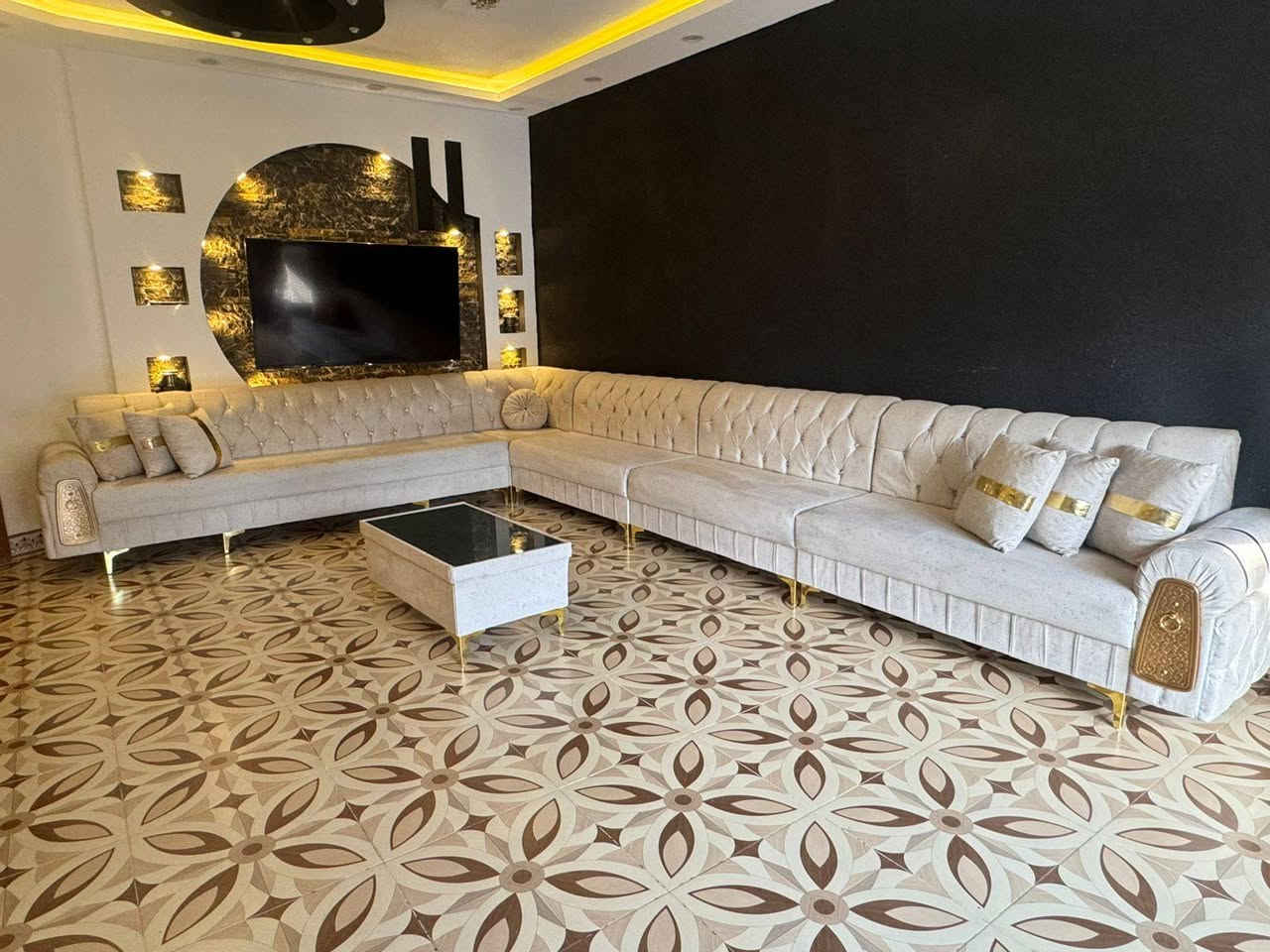 سلام عليكم✨
عندي هاي ديوان تفصال مال بيت نظيف اي عيب مابي ويا طبله وسطيه  وكوشات  ايضآ كامل للبيع شراي تعال خاص او خابر رقم***********عنوان كركوك⚠️
