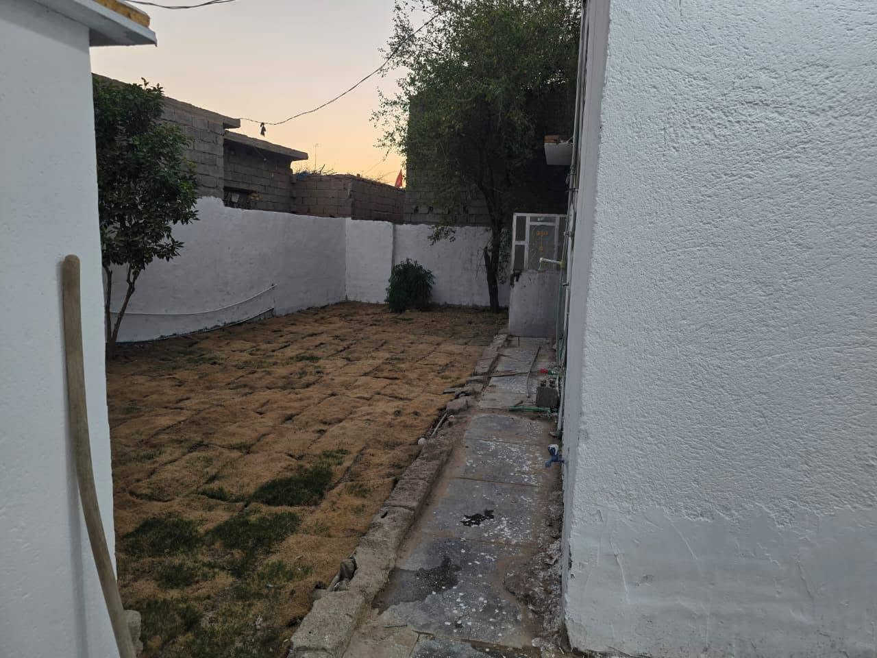 دار للبيع مساحته ٣٥٠متر🟦 نضيف🟥 
يحتوي على غرفتين ومطبخ واستقبال وصحيات داخليه وخارجيه وكراچ وحديقه 🟦 

السعر٥٠مليون قابل للتفاوض🟦
📍العنوان الكوت_حي الحكيم_شارع المستوصف 
🈷️*********** للاتصال على هذا الرقم
