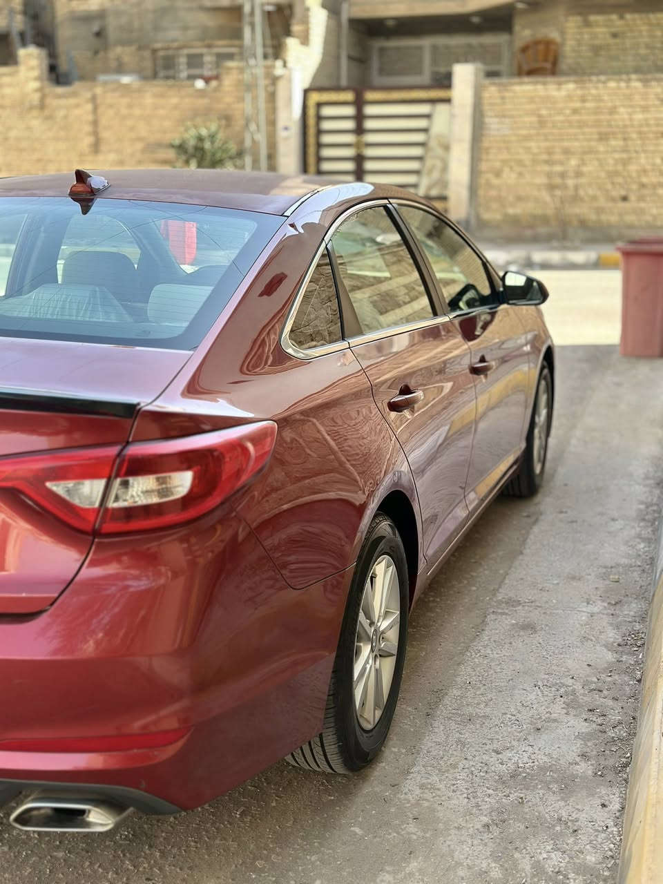 السلام عليكم
سوناتا للبيع مديل 2016 امريكي 
ماشيه 140 mi  حادثه قطعتين صبغ فقط 
عليه ادامه كامله بلكات ومسطره نوزلات
ومنضومه بانزين وفلاتر وتخم تاير .
الواصفات 
-- مكينه 2400 GDi 🚀
-- كامره خلفيه 
--وشاشه بلاديه 
--3 انظمه قياده 
-- ويل وكب بلادي 
--مانع نزلاق
--تبريد ثلج ❄️
--لون مميز 
-- داخل لونين 
-- سويجات عدد 2
رقم كربلاء مداور ثاني يوم 
مكان السياره كربلاء 
السعر 120 قفل 🔒
واتساب موجود 
الرقم : ***********
