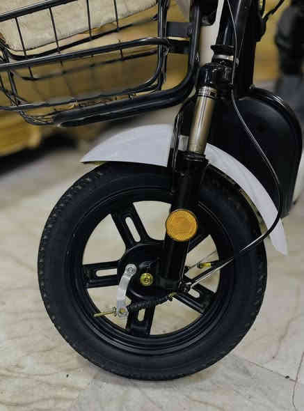 سلام عليكم 
لبيع دراجه شحن حجم 14 الدراجه جديده كهربائيات كله شغاله اشاير سكن لايت بصمات 2 بريكات جديده استاند تلفون     
السعر 260الف وبي مجال 
اتصال ***********
