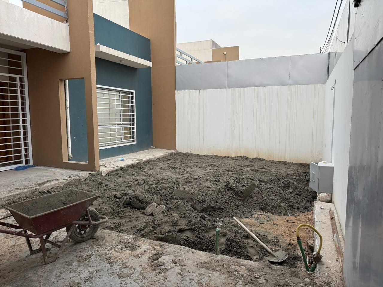 دار للإيجار في محافظة النجف الأشرف 
مجمع قرية الغدير 2 السكني
مساحة 200 متر طابقين يحتوي ثلاثة غرف سويت 
الدار مجهز بسقيفة للكراج وتعلية السياج الخارجي وكتائب حماية للأبواب والشبابيك وتسقيف المناور والحديقة مجهزة بالزميج وجاهزة للزراعة فقط ويحتوي ماطور ماء وسخان جدد غير مستعملات والدار نضيف جداً وجاهز للسكن 
سعر الإيجار الشهري 500 الف دينار ومقدمة كل أربعة اشهر
المهتم يتصل:***********
عقارات صادق الخزعلي لكل ماهو مميز ومناسب
يتوفر المزيد من عروض البيع والإيجار في اغلب المجمعات
