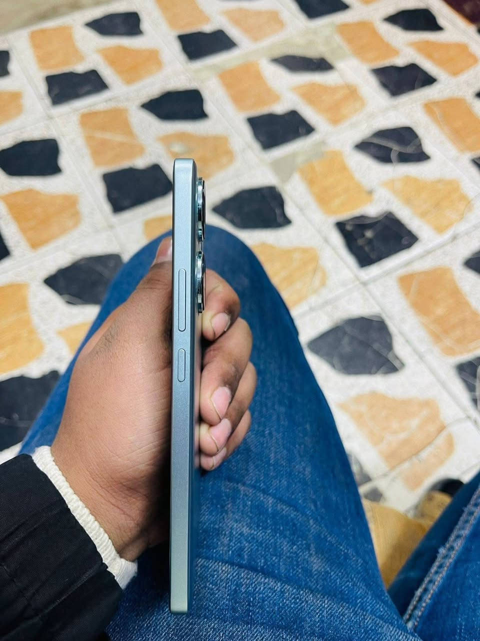 Poco F6
نضيف ولا شخطة بيه 
ذاكرة 512 والشعوائية 16
بوبجي يشغل 120 فريم بكل سلاسة
يجي وياه كرتونة وكفرين و شاحنة 90 واط  وهوة اصلا ميصرف شحن كلش ممتاز وشحن سريع
السعر 325 مكاني بغداد جميلة ***********
