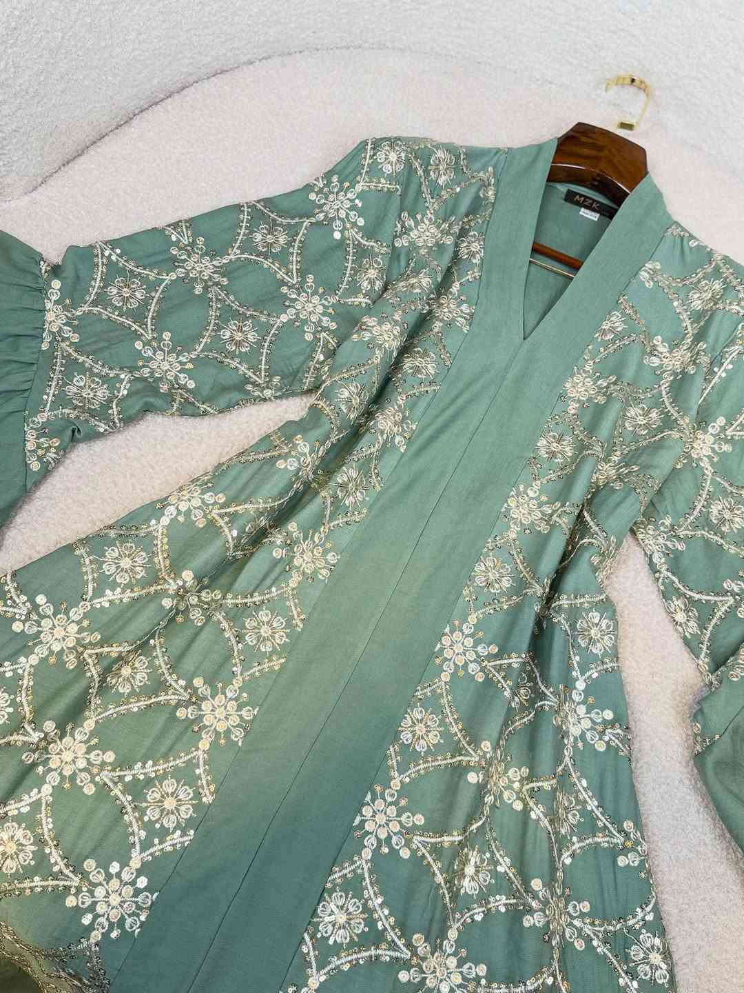 الــسعـر20الـف💛✨
القياسات(L,xl,2x,,3x)

للحجز و الاستفسار التواصل على الأرقام واتس اب 
***********
***********
***********
***********

توصيل بغداد  5000
توصيل محافظات  5000
