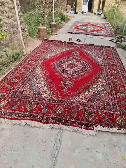 الى محبي الانتيكات
زولية كاشان صوف 100% حياكة يدوية تاريخ الصنع 1963 بحالة جيدة السعر 500  العنوان كربلاء 📞*********** يوجد واتساب
