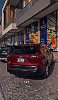 RAV4 2023 LE ماشيه 100الف كيلو  ضرر موضح بلصورة جنطه باب تبديل وكلير ج...