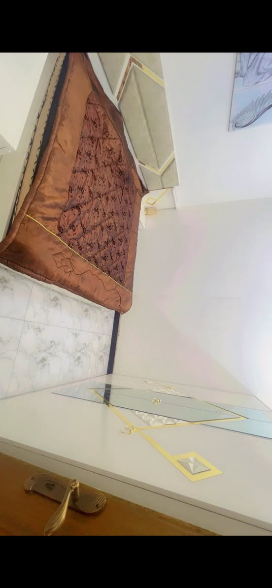 بيت للايجار مؤثث في الزعفرانيه مجمع بيت بنيه جاهز للسكن غرفتين نوم  الفرع 13 يسار  يتآجر مؤثث 
البيت مدخلين كراج 
الطابق الارضي يحتوي على استقبال ومطبخ وحولي وخدمات وترك وغرفه نوم 
والطابق الثاني غرفه نوم  ومخزن بيتونه وسطح
البيت مؤثث من سبلت  عدد 1 وكاونتر + طباخ
 واثاث غرفه نوم  وتخم قنفات ومبردة
وماطور ماء وخط السحب
سعر الايجار 500 
***********  واتساب
