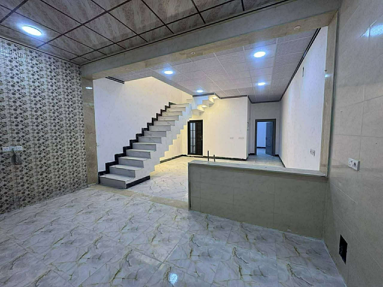 🏠 دار (زيـرو) لـلبـيع | حي الانتصار
📍 الموقع: شارع 60 (خلف كاسر الأسعار).
📐 المساحة: 110م | الطابو: ملك صرف.
🌳 الميزة الكبرى: مقابيله حديقة (150م) مسيجة وتابعة للدار.
🏗️ تـفاصـيل البـناء:
📐 التصميم: طابقين (خريطة أمريكية حديثة).
🛌 الغرف: 4 غرف نوم ' مشتملات'
❄️ المنظومة: نظام دكتات ' سبالت ' كاميرات.
✨ الحالة: بناء درجة أولى ' زيرو.
للاستفسار أو للمعاينة ,***********
