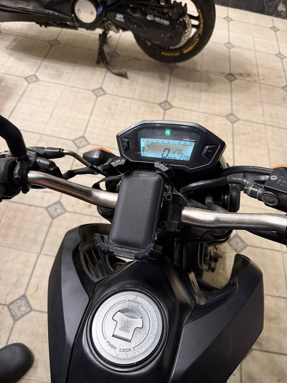 ا الله دراجة هوندا كروم كفاله عام كير ومكينه وكفر الدراجة بيهة غراض اصليه مو تجاري كاصهن من بره صالنصه اكروفوفج وسي ان سي مجمع كامل الدراجة ما ناقصهة شي نكرة سلف مكاني بغداد السعر 15 وهذا رقمي ***********
