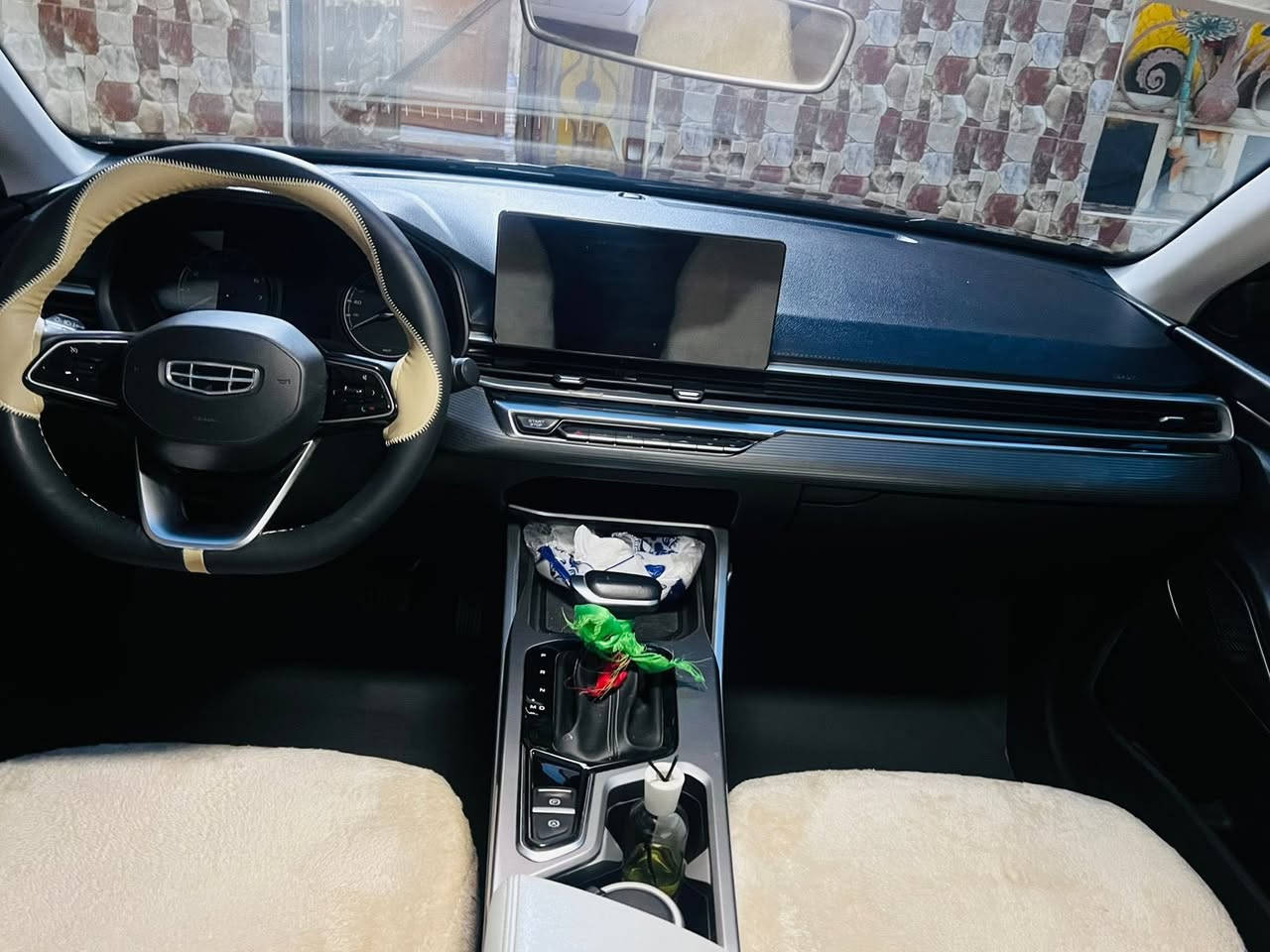 السلام عليكم سياره جيلي ام كراند 2025 رقم بصره . سياره جديده ما ماشيه هواي مال جناي سياره احلى منل صور . مواصفات نص فول . شاشه تحكم استيرن سايد بريك كهربائي 
محرك 1500 تنفس طبيعي مو تيربو 
سعر السياره 120 وبيهه مجال 
العنوان البصره الزبير 
تلفون:***********
