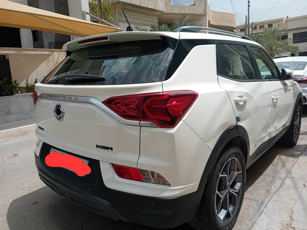 النوع والموديل: 
📍سانغ يونغ كوراندو (SsangYong Korando) موديل 2025 (صناعة كورية أصلية 100% مو صيني). سيارة عالية
رقمهابغداد ، الجديد. الإنكليزي  
📍​المسافة المقطوعة: 10,000 كم فقط (وقابل للزيادة البسيطة)، السيارة ما صارلها 5 أشهر من طلعت من الشركة، معتنى بيها جداً ومبدللها تبديلتين دهن فقط.
📍​الضمان: السيارة تحت ضمان الشركة الرسمي (3 سنوات أو 100,000 كم).

📍​الوضعية القانونية: السيارة باسمي، السنوية جديدة، والتحويل ثاني يوم مباشرة.

📍​المحرك والأداء واستهلاك الوقود:
​المحرك: 1500 توربو (عزم وقوة تعادل محرك 2600 تنفس طبيعي، متعة بالصياعة وأقوى من السبورتج).
📍​نظام الدفع: ثنائي (2WD).

📍​اقتصادية الوقود: ممتازة جداً؛ بالازدحامات داخل بغداد تصرف حوالي 8 لتر لكل 100 كم، وبالطرق الخارجية والسفر تنزل إلى 6.5 - 7.5 لتر لكل 100 كم.
📍​المواصفات الكاملة (فول مواصفات):
​سقف فتحة (سلايد روف).
​شاشة ذكية متطورة مع تحكم ستيرن كامل.
​تبريد ثلاجة (ما شاء الله) مع توزيع هوائي مثالي للمقصورة بالكامل.
​حساسات بلادية داير مدار السيارة (أمامية وخلفية).
​حساسات لمراقبة ضغط الإطارات.
​كاميرا خلفية عالية الدقة، نظام الثبات الإلكتروني، وإيرباغات كاملة وسليمة. وبعد هواية مواصفات. 

📍​ملاحظة للمصداقية وأمام الله (حالة البودي):
​السيارة بحالة الشركة، بيها دعمة خفيفة جداً من الجهة اليمنى (تتصلح بارد PDR تكلف تقريباً 300 دولار وترجع بلادية 100%). باقي السيارة مكفولة كفالة عامة من كل شي.

📍📍​السعر والتواصل:
​السعر: الاستفسار عن السعر على الخاص أو من خلال الاتصال (وبيها مجال للطيبين للشراي الجاد بعد المعاينة). 
📍​المكان: بغداد - السيدية.
​للتواصل (اتصال عادي أو واتساب): *********** بغداد, العراق
