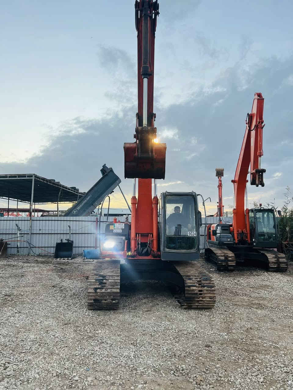 سلام عليكم ورحمة الله وبركاته ✅

حفاره زت عادي ZAXlS/200🇯🇵🇯🇵
مضخه +محرك مكفولات من الفتح 

                                                       مديل 2005سنويه لل29   مداور ثاني يوم       🇮🇶العنوان بابل الشوملي حي الصناعي 

للاستفسار ***********
السعر 270$وبيه مجال سيد إحسان الحسيني
