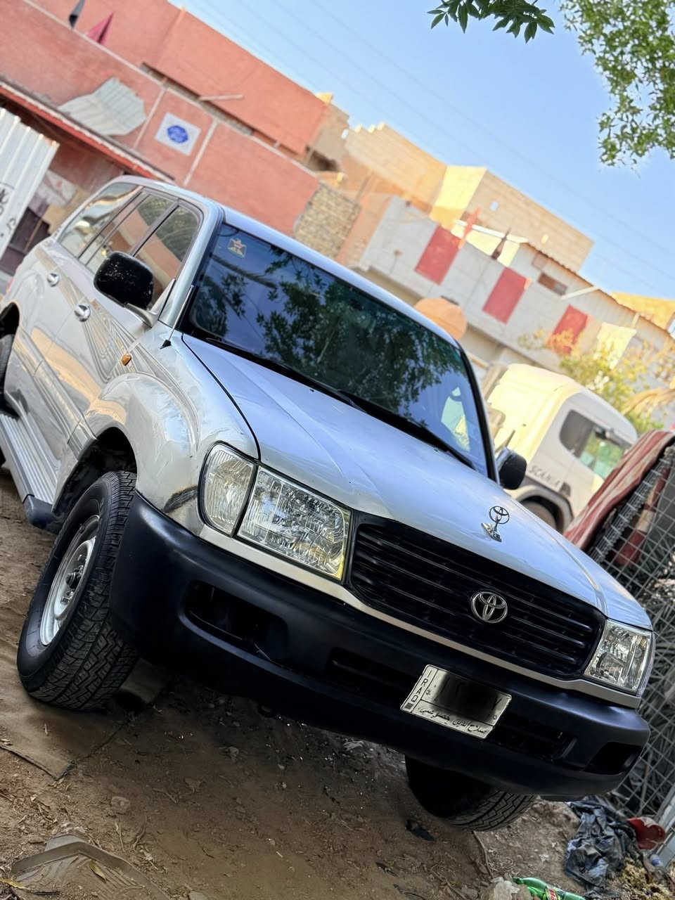 السلام عليكم لاند كروز للبيع موديل2002 مكينه4700 V8 وارد سعودي فوول مواصفات ماعده الفتحه السياره مكفوله من الصبغ والضربه كلها على وضع الشركه تبريد مركزي ثلاجه شغاله رقم صلاح الدين مشروع وطني تخم تاير ياباني يوكوهاما منضومة تبريد كلها جديدة السعر 165وبيها 
رقمي ***********
