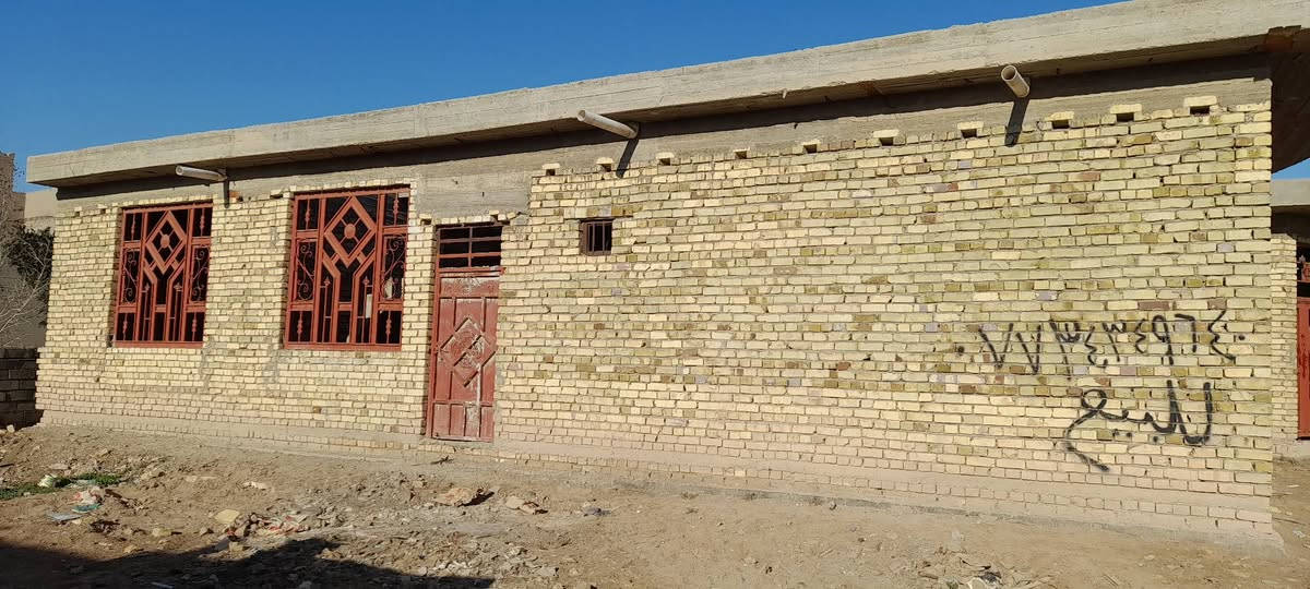 السلام عليكم هيكل للبيع على طريق الزوار شارع الشوملي نعمانية يوجد فيه خدمات كامله ماء وكهرباء ومولدة سحب غرف نوم عدد 3+مطبخ وصاله واستقبال وبجانبه نصف قطعه 150م سند 25طابو صرف وبه معاملة تطويب في بلدية النعمانيه مساحة البيت كلها 450م السعر على الرقم *********** صور البيت
