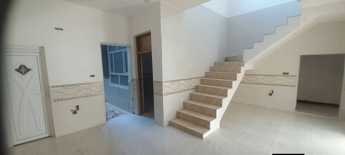 بيت للايجار بالخضراء الاولى مساحه 150متر مقابيل مستشفى واسط الاستشماري ثالث فرع من المنطقه بالباب مجاري كامله وبي نواقص جدا بسيطه 
للايجار 300 الف 
 ‏‪***********‬‏
