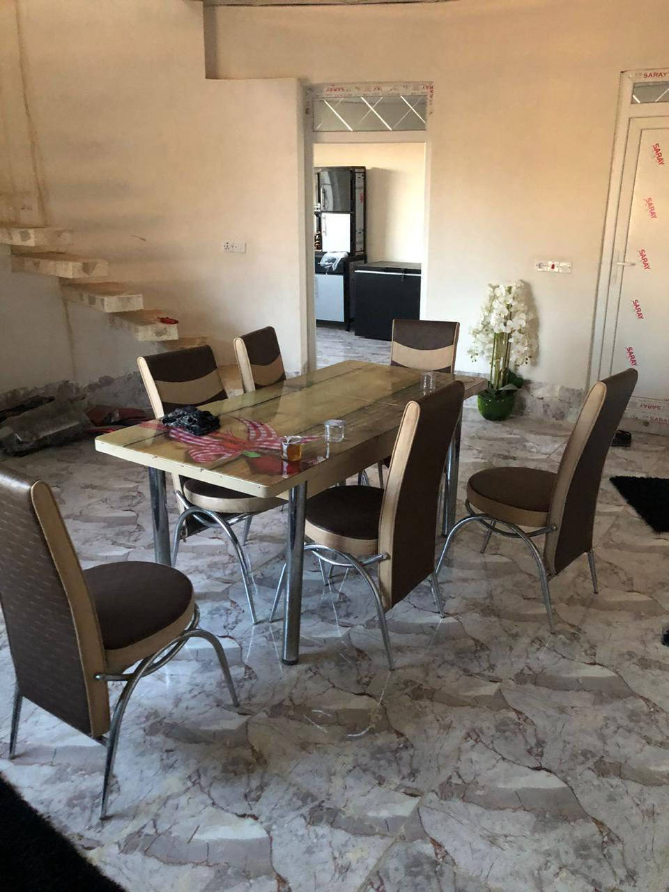 السلام عليكم ورحمة الله وبركاته مزرعة للبيع مساحتها ١٠٠٠ م تحتوي على بيت فول مواصفات والبيع مع اثاث البيت كاملا العنوان كركوك مقابل المعارض الجديدة على طريق الحولي للاستفسار والطلب الاتصال على الرقم ***********. السعر ٥٥ مليون وبيها مجال
