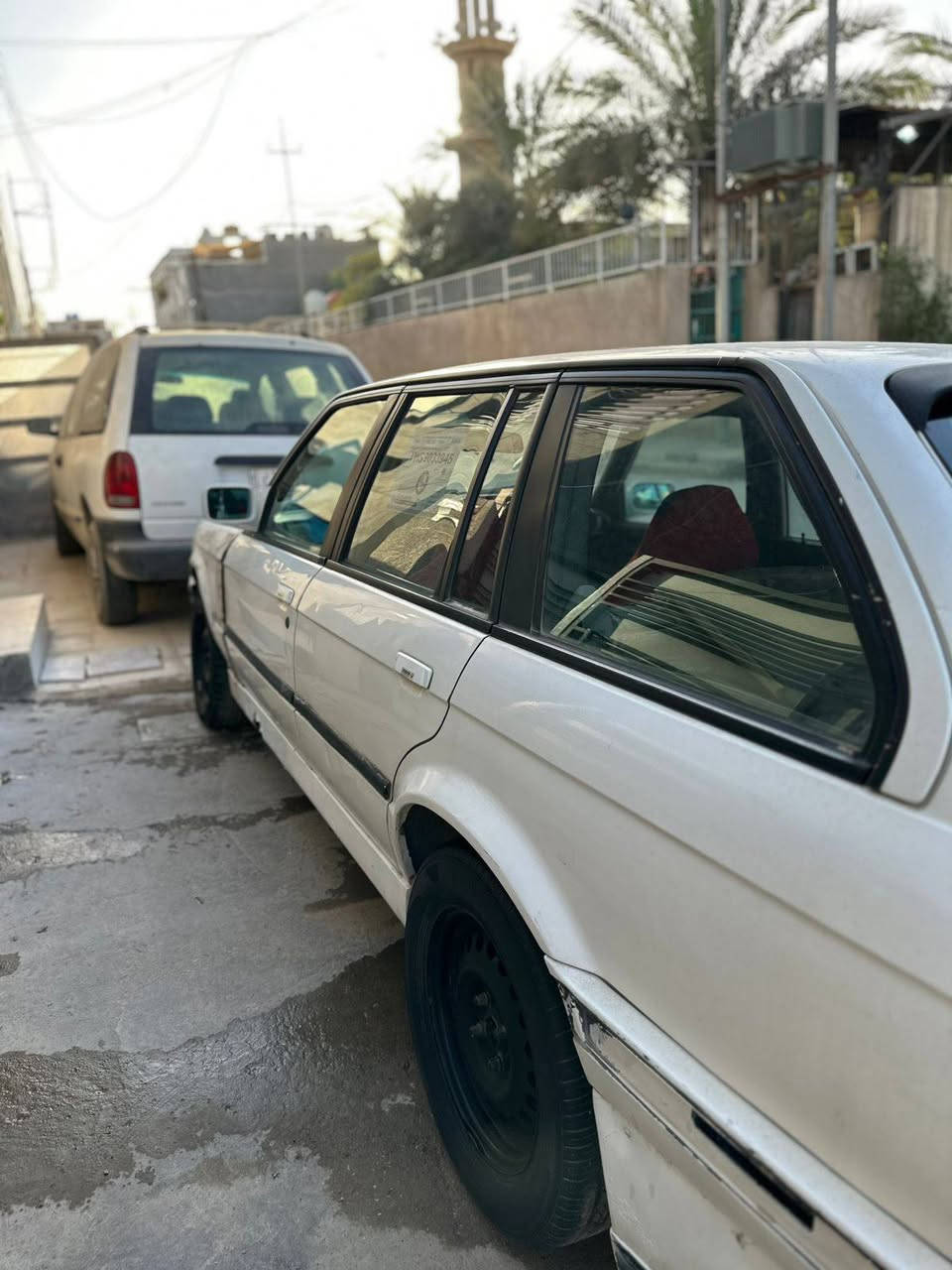 السلام عليكم 
بي ام زعرة ستيشن  1991

كير مكينة  4 سلندر اقتصادية شغال وبحالة جيدة 
السيارة بدون تحويل ابيع هل موجود 
السيارة كشرهة كلش نضيف بس تحتاج 
كهربائيات السيارة شغالة نكرة باتري جديد 
تخم تغير نضيف السعر 15

العنوان بغداد الدورة
***********
