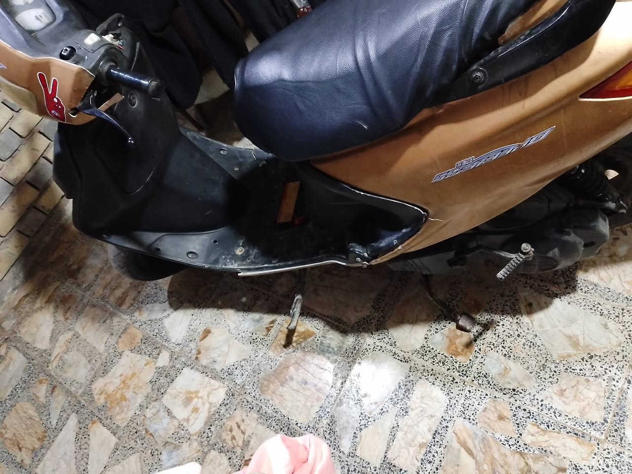 السلام عليكم  الدراجه للبيع هستوه امجفته  شلع ومعدل فول كله شغال سلف اشاير هورن باتري جديد السعر ٣٠٠ وبيه مجال عوزه كفر كدام المكان نجف كوفه يم نفق مسلم بن عقيل رقم ‏‪***********‬‏
