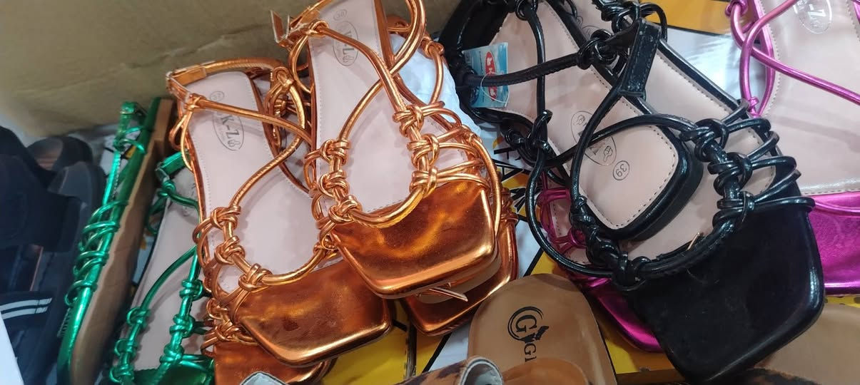 مساؤؤؤ حبايبي عرروض اليوم غيير 👈👈👈 احذية نسائي ب٤ وشحاطات ب٣ 🌹🌹👈👈والاطفال صنادل. ب٣ اي بس يمنة وشحاطات الاطفال ب٣. واذا ٢ ب٥ سلبر نسائي كل ثنين ب5 العنوان حي العسكري الاول شارع اسواق طيبه مقابل سنتر جود كوزمتك حيدر المجمع ابو درج بدارت ندوش تنورونه بي وقت ويتوفر توصيل ذا تحبون الحجز ***********
