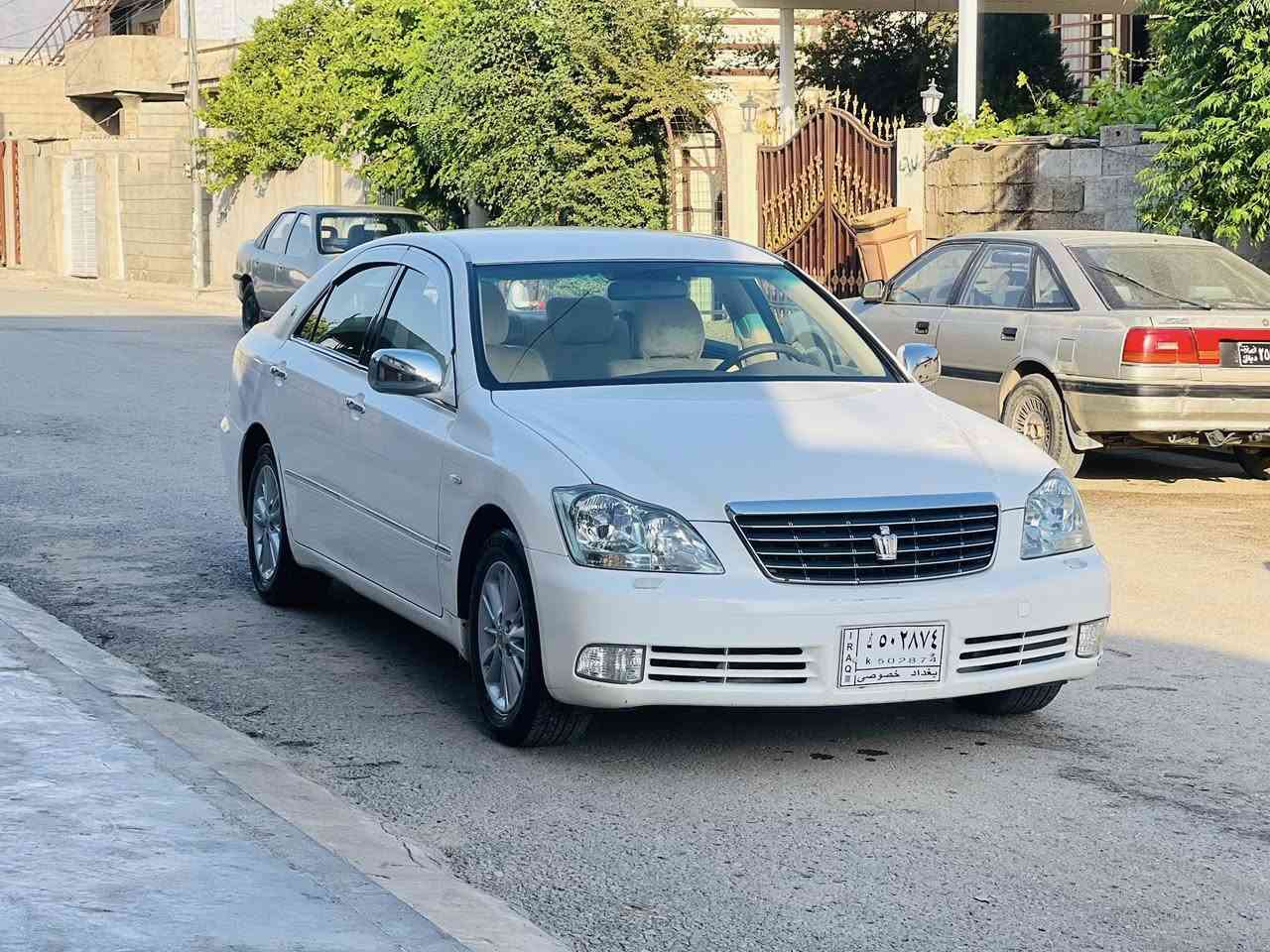 شاهینە مووس 2005
گێڕ کەورە مەکینە گەورە 
سپی ناوزەرد
بێ دووگەڵ
دوو دووگمە  
کامل مەسرەف .
ساردوو گەموو بریکی بەسراوە .
تەقەو ڕەقەی نییە .
یەک پارچەبۆیاخی ئەورووپایە
سعری 54گەڵاو مەجال.
لەدواوە،دەعمی؟هەیە، لای سایەق
***********.
***********سەیسایەق
