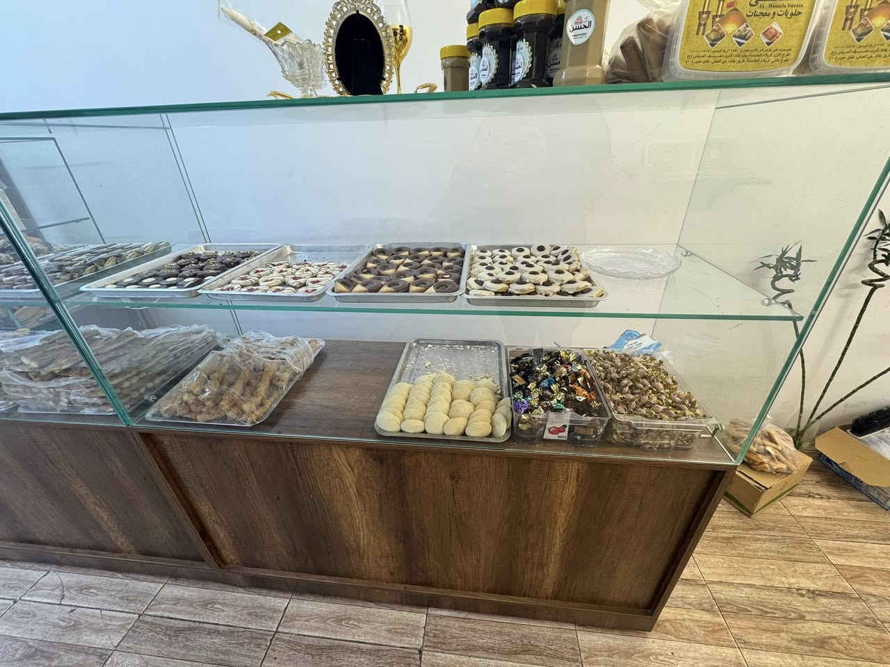 ميز او فاترينه حلويات الطول الكلي ٤ ونص متر مقطعه مترين بمترين بمتر وقاطع نص متر جام ثقيل ١٠ ملم معالج بالليزر استعمال شهرين فقط جديد مع ٧ رفوف ورف طويل ٣.٥ متر نفس اللون للعلم الشغل تركي عمل يد مو جاهز جداً ثقيل كلفني اكثر من مليون ونص فقط الميز و١٥٠ الرفوف السعر مليون وبي مجال عنواني بغداد العطيفيه ***********
