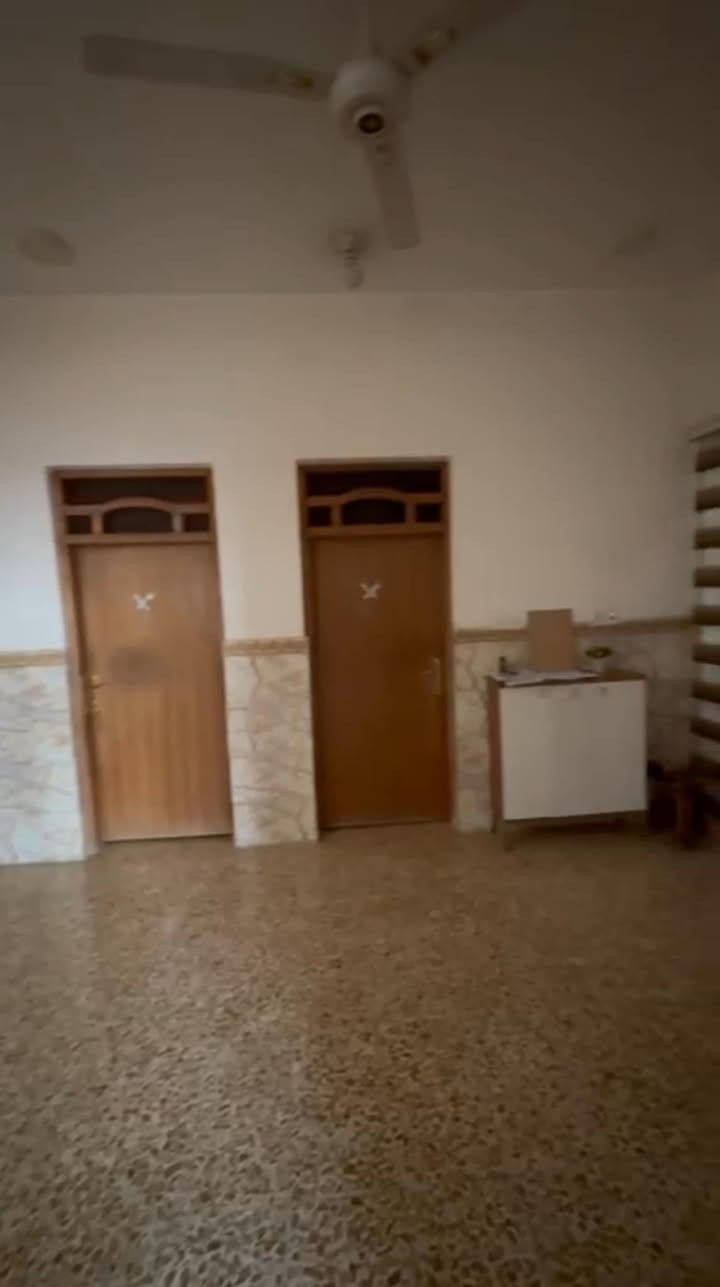 الدار للبيع مساحه 162م واجه 9 نزال 18 بناء حديث 2018
الطابق الاول مطبخ +ديوانيه +صاله +حمام +غرفتين نوم
الطابق الثاني غرفتين نوم +صاله +حمام
المكان الاسكان خلف مركز حطين 
السعر 285 وبي مجال الاستفسار ***********
