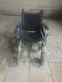 سرير طبي كامل ونضيف هوه ودوشك مالته   عربانه نضيفه على شحن كهرباء  وات...