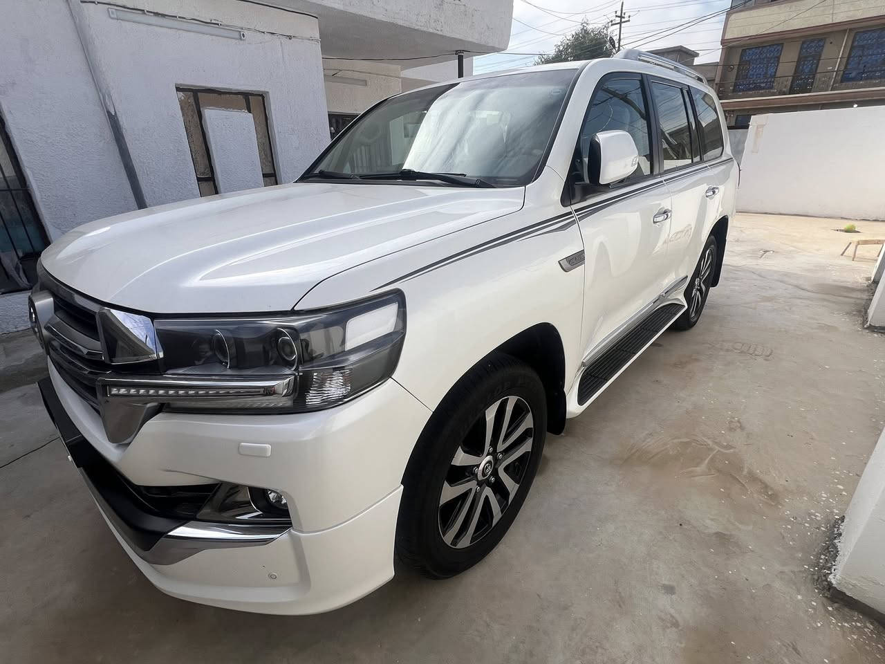 السلام عليكم
للبيع فقط
لاندكروز 2019 ساز كراند تورن 
مواصفات 
6 سلندر 
لايت اسود 
صندوق كهرباء 
دبل كشن كهرباء 
دشبول ليزري لكزز 
دبل موس 
4 كامرات مع خزن 
حساسات خلفيه اماميه 
كشنات جلد 
ماشيه 90 
فقط بيها بارد بالجاملغ الايمن معدل ع بارد موضح بالصوره  
مواصفات كراند تورن معروفه والسياره حلوه 
رقم اربيل بسمي 
مكان السياره ديالى 
سعر 575  يعني 5 شدات و 75 ورقه بيها مجال للشراي 
واشرف بكل شخص يخابر او يعلق 
تحياتي 
***********
