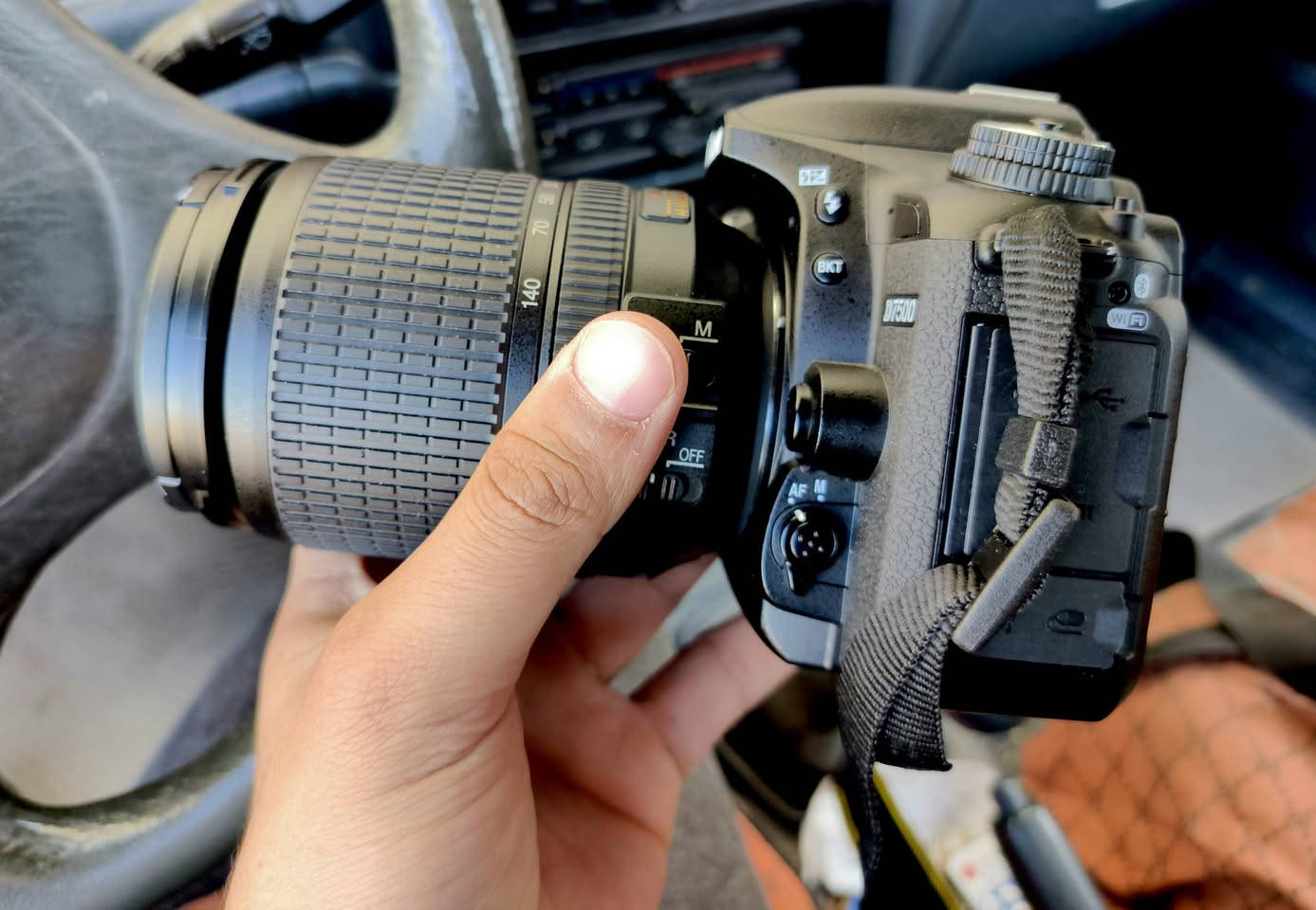 للبيع: الأسطورة Nikon D7500 - أداء احترافي وسرعة فائقة 📸
إذا كنت تبحث عن نقلة نوعية في تصويرك الفوتوغرافي أو السينمائي، فإن Nikon D7500 هي الخيار الأمثل. تجمع هذه الكاميرا بين قوة المعالجة والسرعة، وهي المفضلة لتصوير الرياضة، الطبيعة، والمناسبات بفضل أدائها المذهل في مختلف ظروف الإضاءة.
​أهم ما ستحصل عليه مع هذه الكاميرا:
​دقة واحترافية: مستشعر بدقة 20.9 ميجابكسل يمنحك صوراً غاية في الحدة والتفاصيل.
​سرعة الاستجابة: تصوير متتابع يصل إلى 8 صور في الثانية، لن تفوتك أي لحظة خاطفة.
​فيديو سينمائي: تسجيل مقاطع فيديو بدقة 4K UHD فائقة الوضوح.
​أداء ليلي ممتاز: نطاق ISO واسع جداً يضمن لك صوراً نقية حتى في الإضاءة الضعيفة.
​تحكم ذكي: شاشة تعمل باللمس وقابلة للإمالة لتسهيل التصوير من زوايا صعبة.
​الحالة: (جديدة جدا مستعملة فقط شهر ).
الملحقات: ( بطاريات 2 الأصلية، الشاحن، وجنطه ٫ رام 256 كيكة ٫الحزام، والكرتون).
​السعر: [ 1.200] 
للتواصل والاستفسار: [***********]
