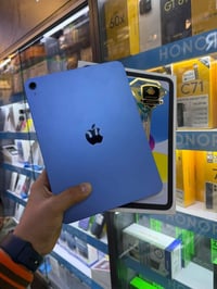 عندي ايباد ١١ ذاكرة ١٢٨ بطاريه ١٠٠ مشحون ٢٦ مره جهاز كلش نضيف كارتونه ...