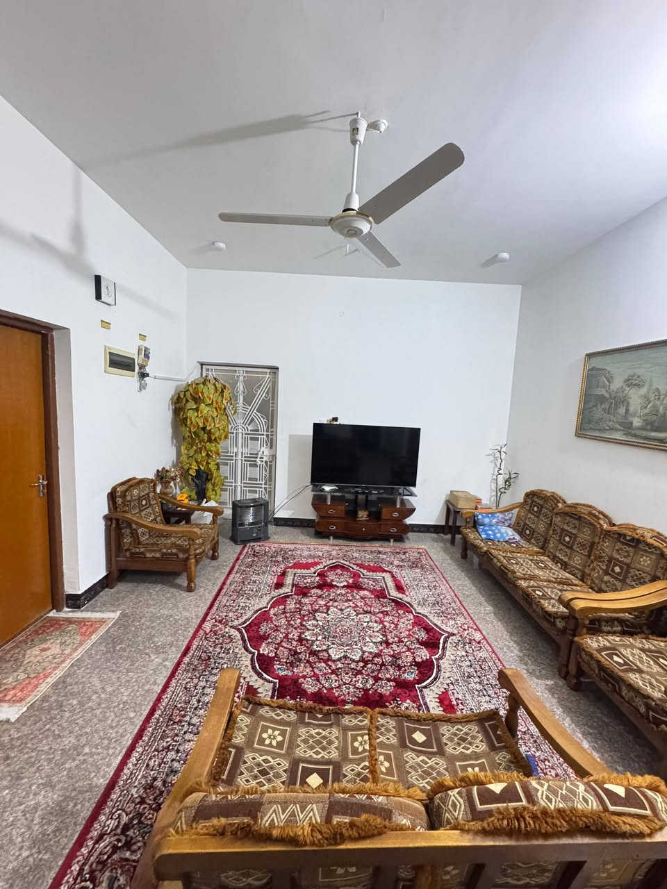 بيت نادر الثالثه بل المثلث قريب على شارع الطاقه يحتوي على غرفتين نوم وصاله وكليدور ومطبخ ومجمع صحيات وكراج سياره بناء حديث الاستفسار على الرقم***********
