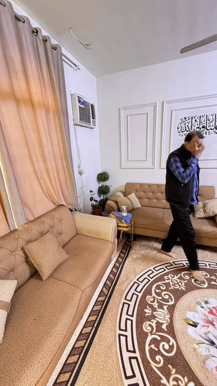 🏡 بيت للبيع  طابو صرف في بغداد – المضمار
📏 المساحة:75 متر

🏠 الواجهة:7.5  متر صافي × النزال: 10 متر

🏗️ عدد الطوابق: 2 طوابق

🔹 الطابق الأرضي:  + استقبال + مطبخ حار وبارد  + صحيات

🔹 الطابق الثاني: 3 غرف نوم معا صحيات

🔹 الطابق الثالث البيتونه 

✨ البناء سنه 2011 نظيف

📍 الموقع: بغداد –المضمار /المربع الذهبي قريب شارع الحشد

📞 للتواصل والاستفسار: او واتساب/ ***********
