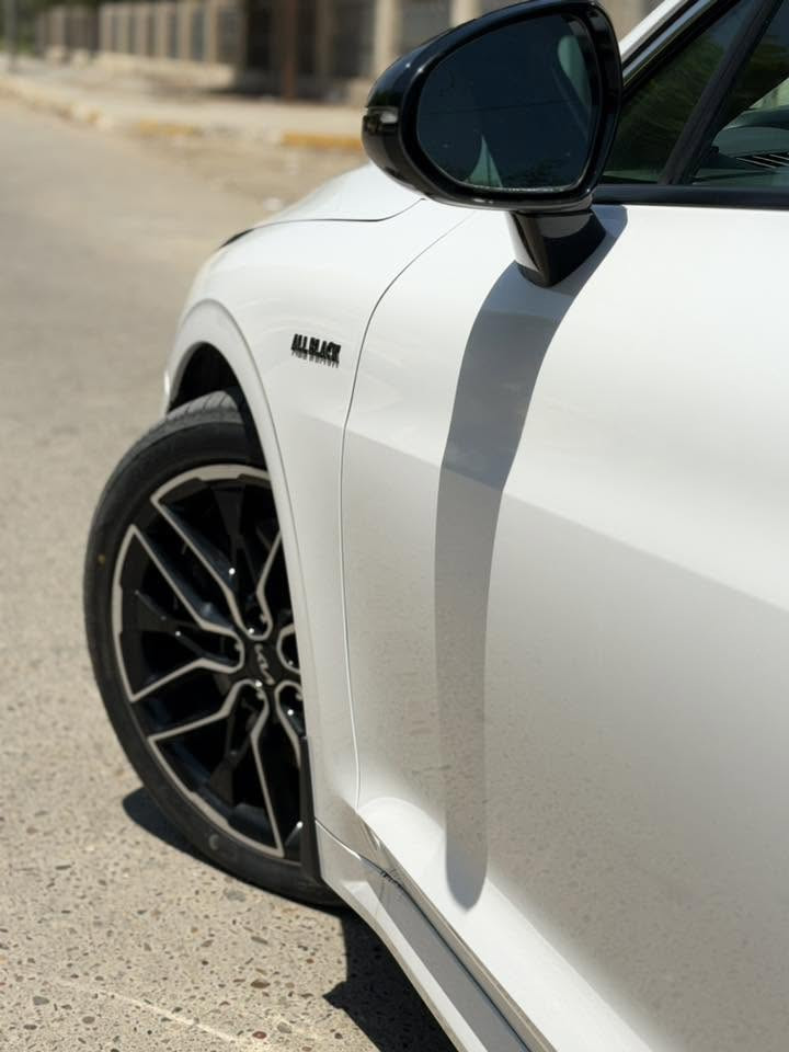 السلام عليكم
K5 GT 2500turbo 2023 
اخت الكلين 
حادثها طخة بسيطة بالجاملغ موضحة بالصور 
السيارة مختمة All black من امريكا العلامات والكتات كلهن لون اسود بلادي والمري 
داخل مشمشي 
الكشنات الامامية تدفئة وتبريد 
والخلفية ايضا بيها تدفئة 
السيارة بيها داتا شو وكلش قليل الي بيهن داتا شو 
باقي الموصفات معروفة 
السيارة رقم بغداد ب اسمي 
سنوية 2030 
مكان السيارة بابل 
السعر ٢٢٥ بيها مجال 
*********** 
***********
واتساب موجود

