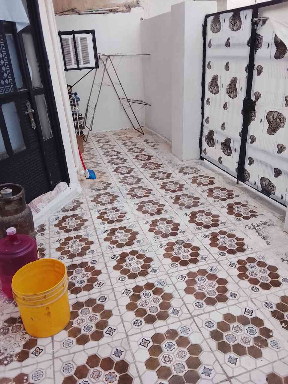 سلام عليكم بيت للبيع في البعيثة العدل اولاول المساحة 113 نزال 16 واجهة 7 ع 10 فيوجد في داخل البيت غرفتين نوم او استقبال او حولي او مطبخ او خدمات صحية؟  وترك على عرض البيت؟  السعر 95$ اوبي مجال الاتصال على الرقم ***********
