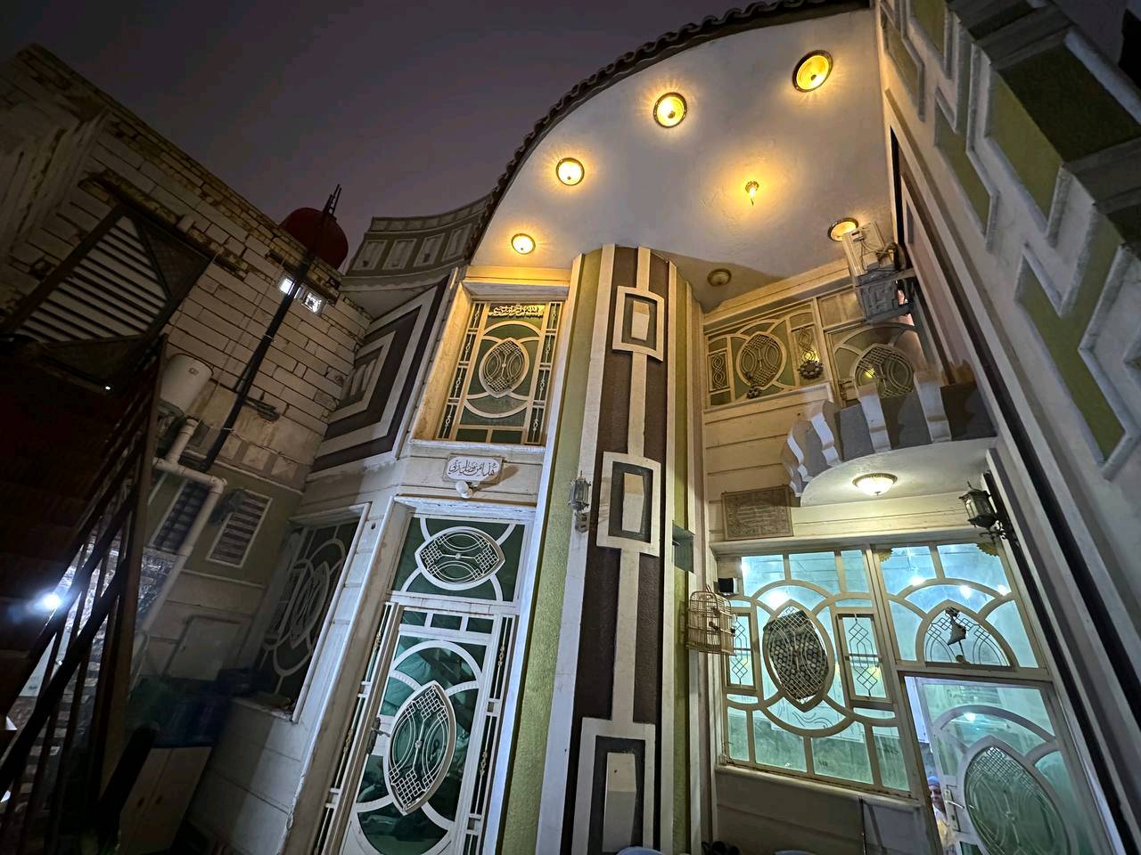 بيت للبيع مساحته ٢٢٥ طابقين 
الموقع شارع الجمعه 
تفاصيل البناء 
محل غذائيه 
واستقبال وطارمه صاله 
غرفه 
منور + صحيات عدد ٣ 
الطابق الثاني غرفتين وصاله وصحيات 
وشقه فوك المحل 
واجهه البيت ١٥ 
شارع المنطقه ١٥ متر