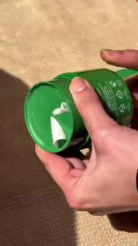 مزيل المكياج والغسول الزيتي من دكتور الثيا ✨🇰🇷 Dr. Althea - Pure Grind Cleansing Balm غسول زيتي (على شكل بلسم) يُستخدم كخطوة أولى والأساسية في تنظيف البشرة ،ولكنه يختلف عن الغسول العادي (الرغوي أو الجل) وظيفته الأساسية: إذابة وتفكيك المواد التي لا يستطيع الغسول المائي العادي إزالتها، مثل المكياج،و واقي الشمس، والدهون الزائدة، والرؤوس السوداء

(بلسم تنظيف وتطهير البشرة من ماركة دكتور الثيا الكورية).يعتبر هذا المنتج بلسم زيتي مبتكر ومخصص كخطوة أولى في روتين التنظيف المزدوج (Double Cleansing) لإزالة المكياج والشوائب

✅ الفوائد :
اهم ما يميز المنتج هوه العبوة  يتم تدوير العبوة لتخرج كمية محددة على شكل شرائط دون الحاجة للمس المنتج باليد أو استخدام ملعقة، مما يمنع التلوث.
✔️ يذيب المكياج الثقيل، المنتجات المقاومة للماء، واقي الشمس، والدهون الزائدة داخل المسام بسهولة.
✔️ تحتوي على 14 مكوناً أساسياً فقط، وهي خالية من العطور والألوان الصناعية، مما يجعله مثالياً للبشرة الحساسة.
✔️ غني بمادة الـ Madecassoside ومستخلص السنتيلا لتهدئة التهيج، وزيوت نباتية كزيت بذور الكاميليا وزيت بذور العنب لترطيب البشرة ومنع جفافها أو شعور الشد بعد الغسيل.
#الاصلي المنشأ كوريا 🇰🇷💯


**إذا كنت صاحب هذا الإعلان وتريد حذفه لأي سبب، رجاءا أرسل رسالة إلى الدعم الفني**