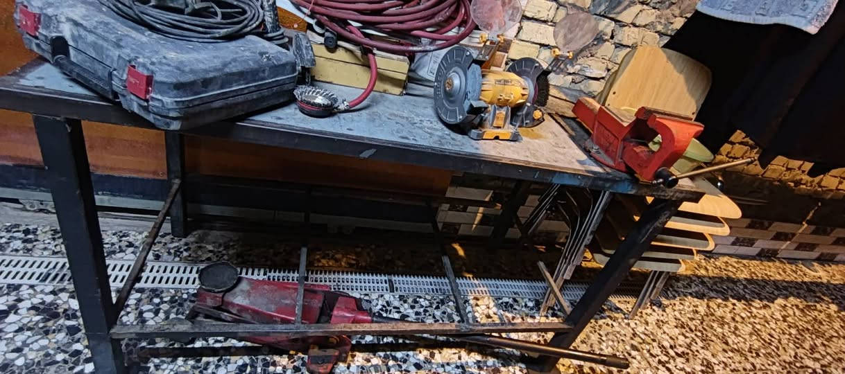 كمبريسر جديد صار شهر ماخذه
جك ٣ طن
كوسر ثابته ميز تسكام 
ادرين وصونده هوا ومسدس هوا
منكنه 
للبيع ميسان الجمعيات ***********
