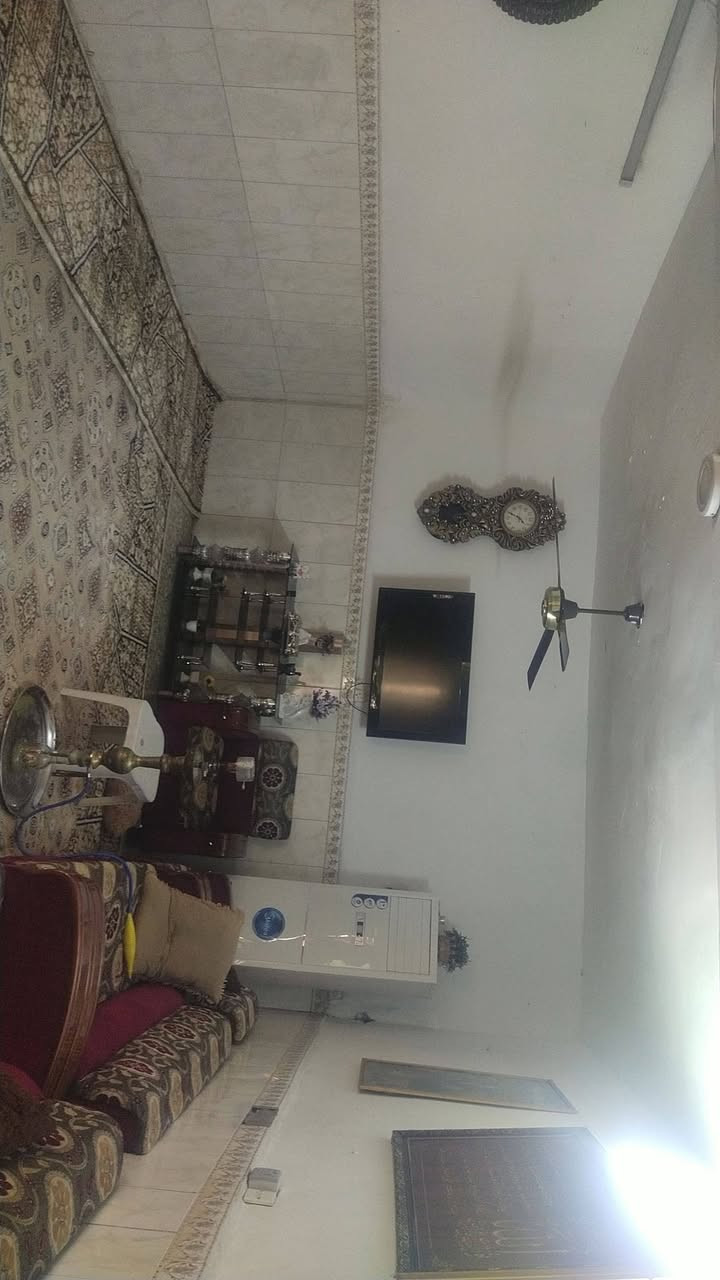 للبيع بيت مساحه 200 متر 
السعر 300 و بي مجال 
للاستفسار الاتصال ***********
