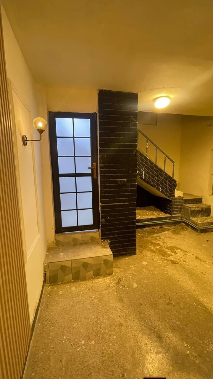 السلام عليكم مكتب عقارات الشمس  مقابيل المستشفى التركي !!!
                         بإدارة ((أحمد الگريطي))
                    
    ☎️***********
                        ☎️***********

 🏠دار للإيجار طابق ثاني يحتوي على غرفه وكليدور ومطبخ ومجمع صحيات وسطح درج معزول 

⁦^⁠_⁠_⁠_⁠_⁠_⁠_⁠_⁠_⁠_⁠^⁩⁦(⁠✯⁠ᴗ⁠✯⁠)⁩⁦(⁠✯⁠ᴗ⁠✯⁠)⁩⁦^⁠_⁠_⁠_⁠_⁠_⁠_⁠_⁠_⁠_⁠^⁩

🌎الموقع حي الحسين قرب مدرسة الحديبية 

⁦^⁠_⁠_⁠_⁠_⁠_⁠_⁠_⁠_⁠_⁠^⁩⁦(⁠✯⁠ᴗ⁠✯⁠)⁩⁦(⁠✯⁠ᴗ⁠✯⁠)⁩⁦^⁠_⁠_⁠_⁠_⁠_⁠_⁠_⁠_⁠_⁠^⁩

💰💸قيمة الإيجار 400
