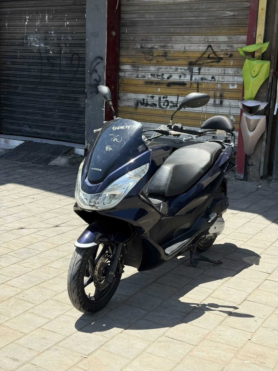 دراجة PCX جيل الثاني 2017-2018
ياباني JF 
حساس ازدحام A
عدد الممشى 36 كم 
اللون نيلي 
كفالة عامه من السرقة والمحرك والكفر 
السعر 17$ بيه مجال بسيط 
للتواصل الاتصال على الرقم الاتي 
***********
