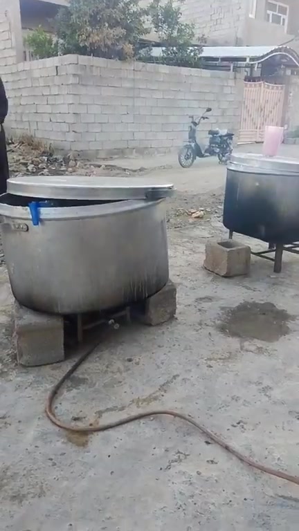 سلام عليكم ورحمه الله وبركاته
عظم الله الكم لاجر طبخ هريسه انشاالله توزيع ساعه اربعه نص / العنوان على مشروع ماء قريه عداي صفحه الخيلانيه 
لي يريد يتصل أو يجي خدام الكم ***********
