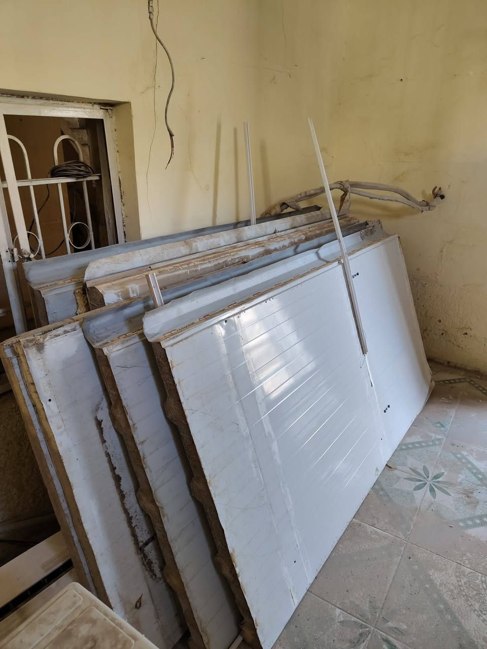 السلام عليكم متوفر جامخانه أرتفاع مترين ونص ب3 امتار وجه 
نضافه 90 ب100 
ومتوفرات سندويشات 5 قطع على مترين وقطعتين على مترين ونص المجموع 7 قطع نضافه 90ب100 عالفحص
ومتوفرات سلات وعارضات أچباس 3 
التواصل والاتصال على الرقم
***********
