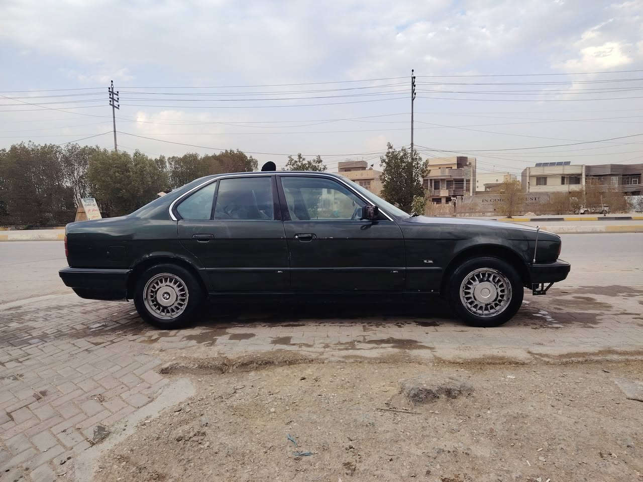 السلام عليكم بي ام 525 موديل 91 سياره مكفوله من الضربه مصبوغه جماليه كيرو مكينه مكفولات رقم صاحب السياره ***********
