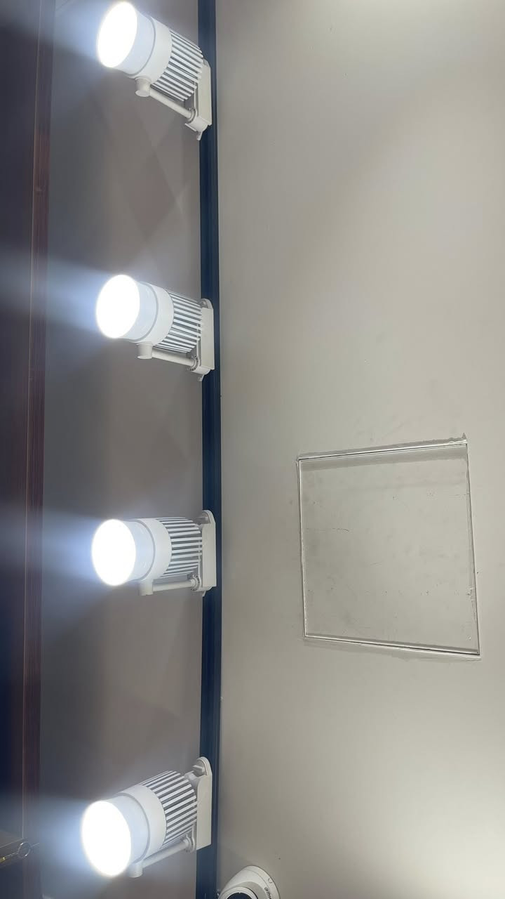 سلام عليكم
تراك لايت العدد34 لون ابيض الحجم كبير سعر القطعه18 وبيه مجال الشراي يدخلي خاص ويدلل ابيع كلهم مو قطع

***********
