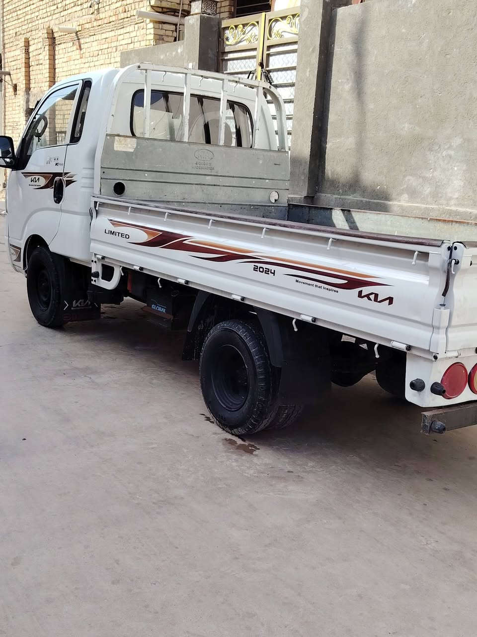 سلام عليكم ورحمة الله وبركاته كيه حمل للبيع موديل 2012 رقم واسط نكليزي  سنويه ل 30     تحويل مباشر تخم تاير جديد السياره جديده معنه الكلام  دوشمه جديده مكفوله لا ضربه ولا صبغ ما اجاوب خاص اتصل وتدلل السعر 95 مكاني واسط نعمانيه *********** مصفره ضريبه وغرمات 👍
